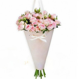 Кустовые розы в стильном конусе с лентами (только в Риге)
