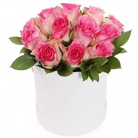 Розовые розы в цилиндрической коробке