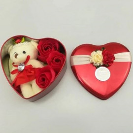 Мишка с мыльными розами в красном сердечке (только в Риге)