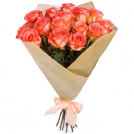 Розовые розы в крафт-бумаге 50 см