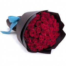 51 красная роза в крафт бумаге 50 см