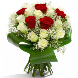 Baltu un sarkanu rožu pušķis 40 cm un zaļumi