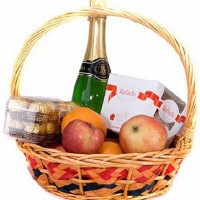 Fruit basket (4 kg) with chocolates and drink