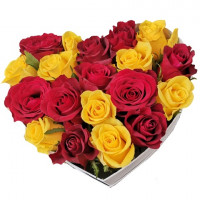 Коробка с красными и желтыми розами (только в Риге)